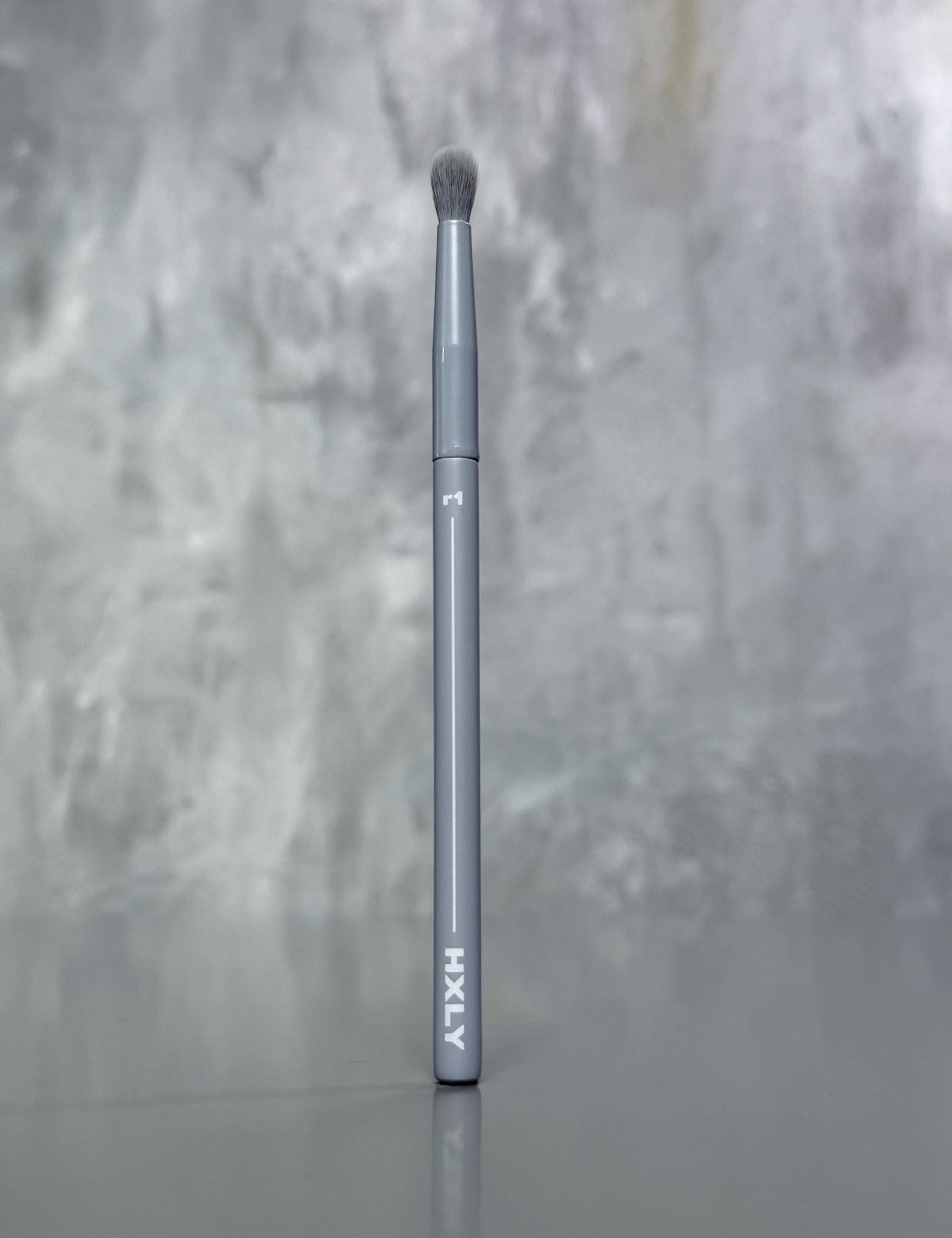R1 - BRUSH - SMALL FLUFFY EYESHADOW - HXLY COSMETICS