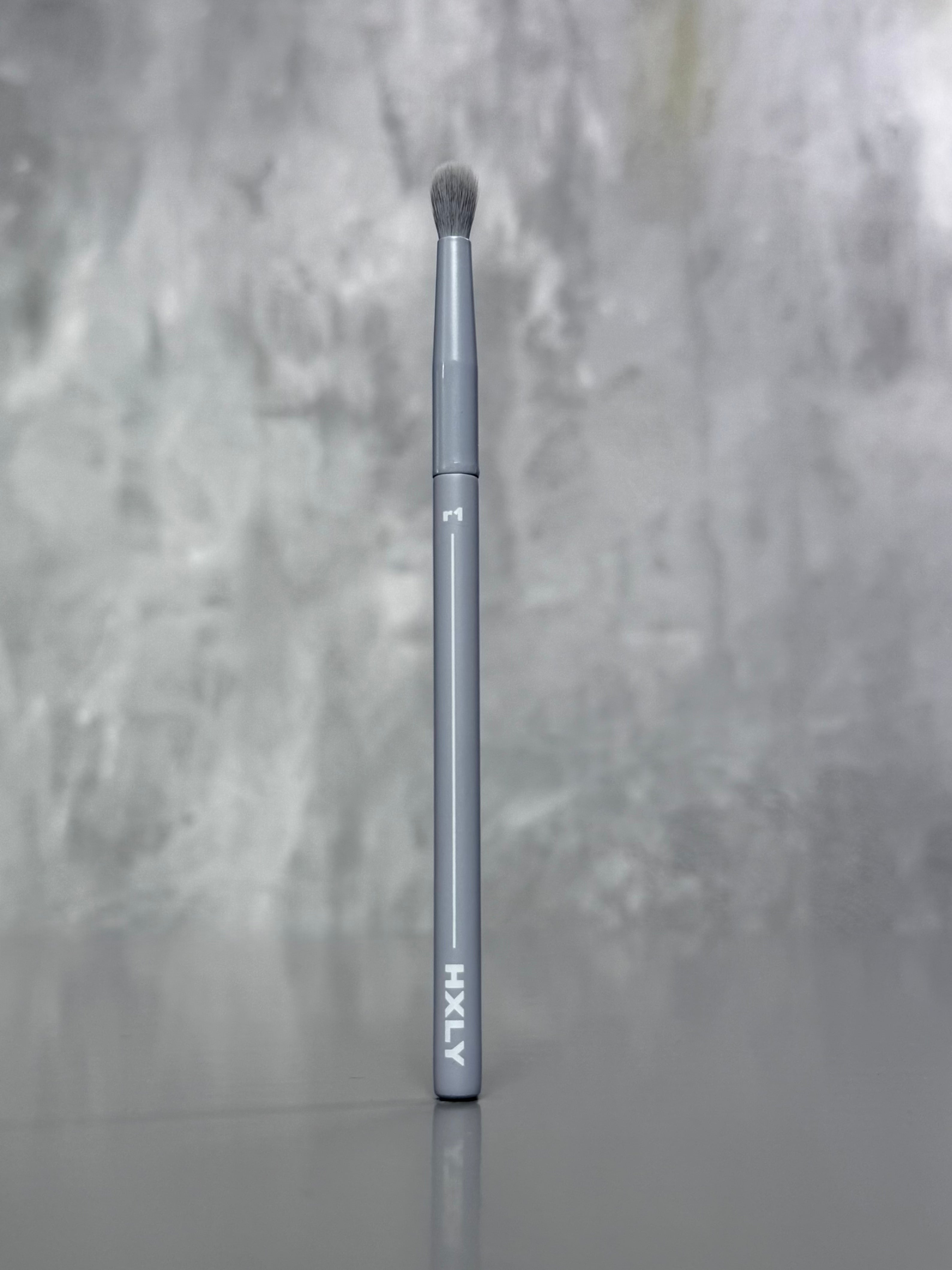 R1 - BRUSH - SMALL FLUFFY EYESHADOW - HXLY COSMETICS